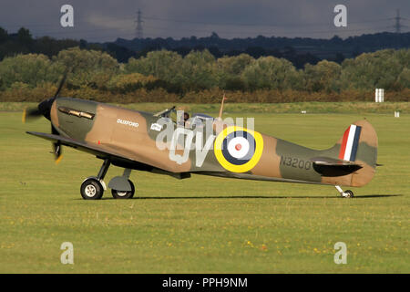 Das Imperial War Museum Supermarine Spitfire Mk 1 Rollen in Duxford nach dem September Air Show. Stockfoto