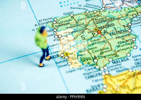 Nahaufnahme der Miniatur Figur der jungen Reisenden stehen auf große Karte Spanien Stockfoto