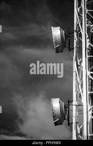 Teil einer Kommunikation Turm gegen den dunklen Himmel und Wolken - in Schwarz umgewandelt und Weiß Stockfoto