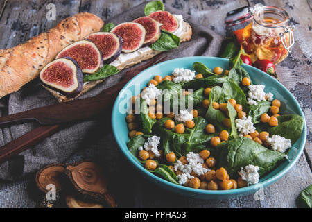 Kichererbsen und Gemüse Salat mit Spinatblättern, hausgemachten Käse , veganes Essen, Sandwich mit Feigen, Diät Teller Stockfoto