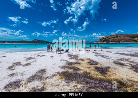 Hellfire Strand Australien - Februar 9, 2018. Wide Angle Shot Touristen in Hellfire Bay Strand unter einem Dramatischen blauen Himmel. Stockfoto