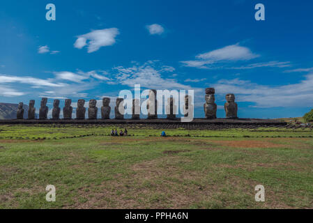 Die Osterinsel, Chile - - März 31., 2018. Eine Gruppe von Studenten sitzen auf einer Mauer sehen schrecklich klein gegenüber der Moai Statuen, die Sie in der Nähe von auf Ostern sind I Stockfoto