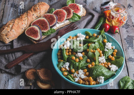 Kichererbsen und Gemüse Salat mit Spinatblättern, hausgemachten Käse , veganes Essen, Sandwich mit Feigen, Diät Teller Stockfoto