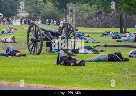 Battlefield Opfer auf dem Boden neben einem Canon während des Amerikanischen Bürgerkriegs reenactment im Central Park Huntington Beach, Kalifornien, USA Stockfoto