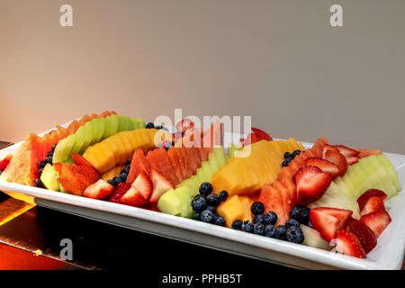 Frischen Obstteller einschließlich Wassermelone, Melone, Honigmelone, Erdbeeren, Ananas und Blaubeeren. Stockfoto