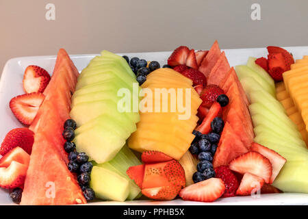 Frischen Obstteller einschließlich Wassermelone, Melone, Honigmelone, Erdbeeren, Ananas und Blaubeeren. Stockfoto