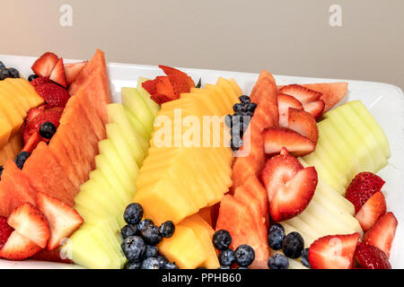 Frischen Obstteller einschließlich Wassermelone, Melone, Honigmelone, Erdbeeren, Ananas und Blaubeeren. Stockfoto