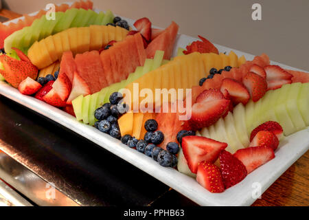 Frischen Obstteller einschließlich Wassermelone, Melone, Honigmelone, Erdbeeren, Ananas und Blaubeeren. Stockfoto