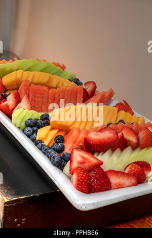 Frischen Obstteller einschließlich Wassermelone, Melone, Honigmelone, Erdbeeren, Ananas und Blaubeeren. Stockfoto