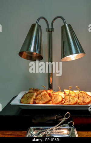 Gegrillte Reuben Sandwich mit Corned beef, Sauerkraut und Schweizer Käse auf Roggen Brot zu einem Buffet. Stockfoto