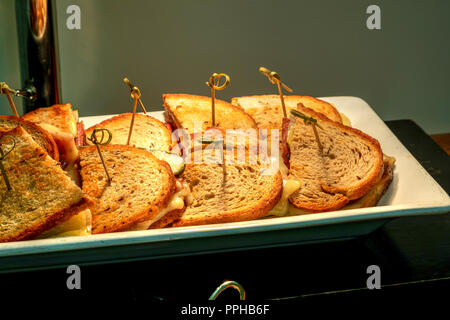 Gegrillte Reuben Sandwich mit Corned beef, Sauerkraut und Schweizer Käse auf Roggen Brot zu einem Buffet. Stockfoto