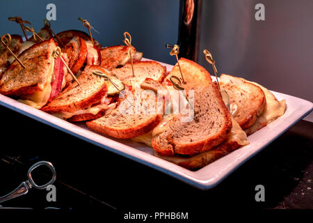 Gegrillte Reuben Sandwich mit Corned beef, Sauerkraut und Schweizer Käse auf Roggen Brot zu einem Buffet. Stockfoto