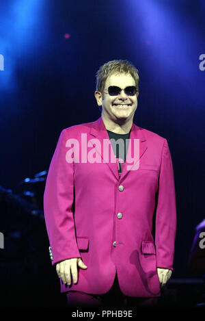 Elton John führt im Konzert an der American Airlines Arena in Miami, Florida, beginnt, 27. September 2003. Stockfoto