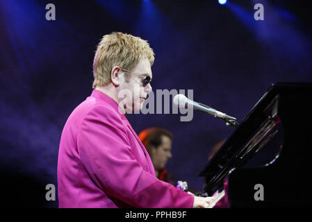 Elton John führt im Konzert an der American Airlines Arena in Miami, Florida, beginnt, 27. September 2003. Stockfoto