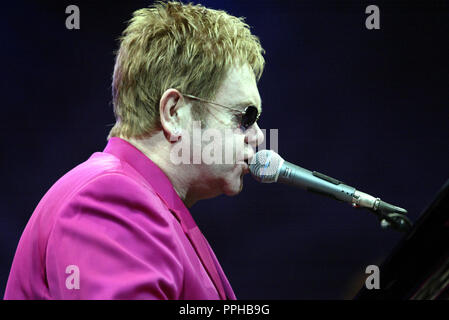 Elton John führt im Konzert an der American Airlines Arena in Miami, Florida, beginnt, 27. September 2003. Stockfoto