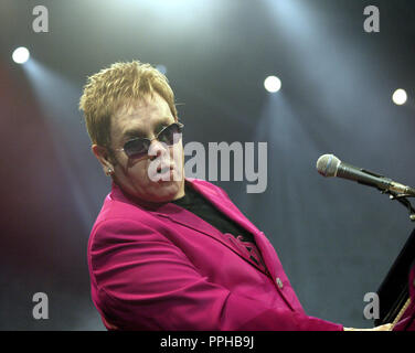 Elton John führt im Konzert an der American Airlines Arena in Miami, Florida, beginnt, 27. September 2003. Stockfoto