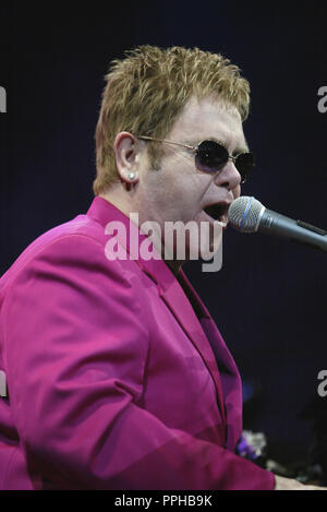 Elton John führt im Konzert an der American Airlines Arena in Miami, Florida, beginnt, 27. September 2003. Stockfoto