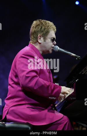 Elton John führt im Konzert an der American Airlines Arena in Miami, Florida, beginnt, 27. September 2003. Stockfoto