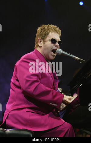 Elton John führt im Konzert an der American Airlines Arena in Miami, Florida, beginnt, 27. September 2003. Stockfoto