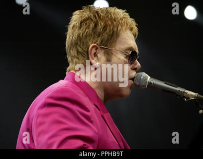 Elton John führt im Konzert an der American Airlines Arena in Miami, Florida, beginnt, 27. September 2003. Stockfoto