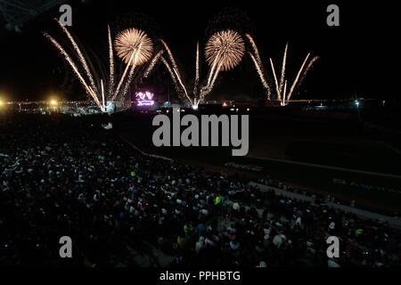 Fuegos artificiales Durante la inauguración de la Serie del Caribe 2013 en Estadio Sonora, construido profesamente para este Encuentro internacional. Stockfoto