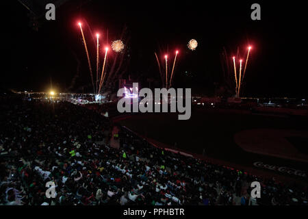 Fuegos artificiales Durante la inauguración de la Serie del Caribe 2013 en Estadio Sonora, construido profesamente para este Encuentro internacional. Stockfoto