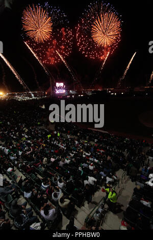 Fuegos artificiales Durante la inauguración de la Serie del Caribe 2013 en Estadio Sonora, construido profesamente para este Encuentro internacional. Stockfoto