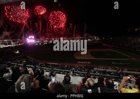 Fuegos artificiales Durante la inauguración de la Serie del Caribe 2013 en Estadio Sonora, construido profesamente para este Encuentro internacional. Stockfoto