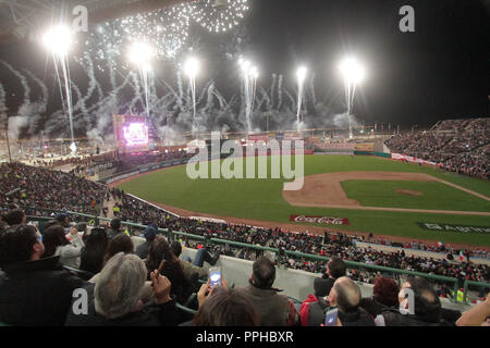 Fuegos artificiales Durante la inauguración de la Serie del Caribe 2013 en Estadio Sonora, construido profesamente para este Encuentro internacional. Stockfoto