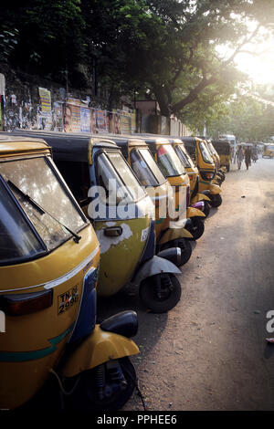 Gelbe tuk tuk Auto-rikscha Taxis geparkt Warten auf Passagiere in Chennai, Indien Stockfoto