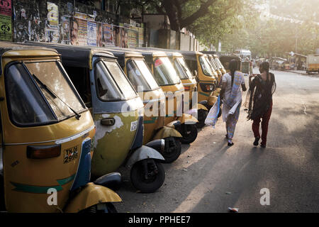 Gelbe tuk tuk Auto-rikscha Taxis geparkt Warten auf Passagiere in Chennai, Indien Stockfoto