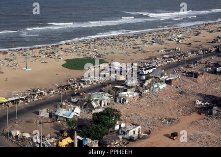 Hohe Betrachtungswinkel von Fischen Boote und Fischernetze auf vorland Immobilien Strand, Chennai, Indien Stockfoto