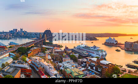 Sydney Australien. Sydney Hafen, die Harbour Bridge, The Rocks und das Opernhaus von Sydney bei Sonnenaufgang. Stockfoto