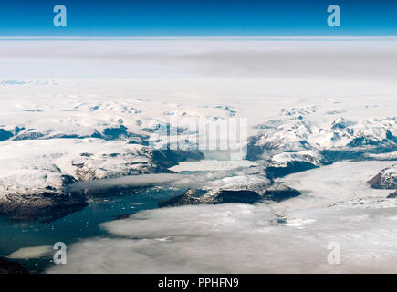 Luftaufnahme von Grönland und das Gelände einschließlich der Gletscher, Wasserstraßen, Eis und Schnee Stockfoto