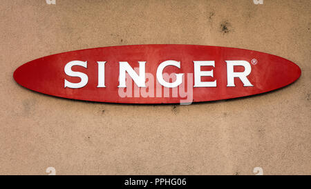 Paris, Frankreich, 19. September 2018: Zeichen der Sänger Unternehmen an einer Wand in Paris. Stockfoto