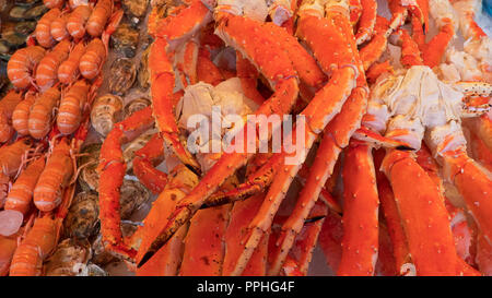 Krebstiere auf Eis, Haufen von Meeresfrüchten wie Krabben, Garnelen und Hummer, eine örtliche Spezialität an den berühmten Fischmarkt in Bergen, Norwegen Stockfoto