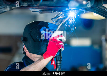 Männliche Schweißnähte der Automobilindustrie Teil in Car Factory Stockfoto