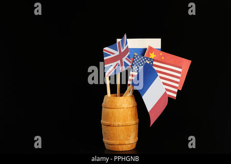 Ein Holzfass voller wichtigsten Länder der Welt. Russland, Frankreich, China, Großbritannien, Amerika. Schwarzer Hintergrund Stockfoto