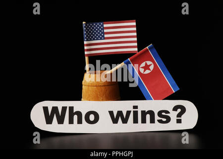 Die Länder erhalten, ihren eigenen Weg Meinungen? Nordkorea oder Amerika. Schwarzer Hintergrund Stockfoto