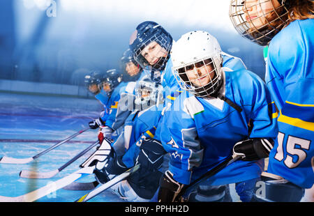 Junge hockey defenseman üben auf der Eisbahn Stockfoto