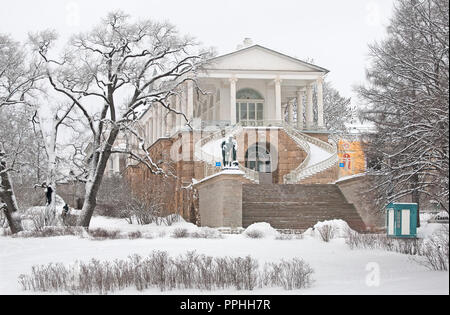 TSARSKOYE Selo, St.-Petersburg, Russland - Januar 27, 2015: Der Cameron Galerie Ensemble (das Cameron Thermae) in Catherine Park. Hercules Statue. Stockfoto