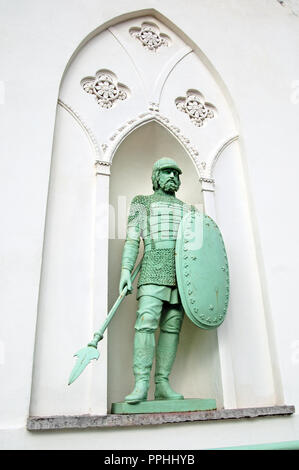 TSARSKOYE Selo, St.-Petersburg, Russland - 2. August 2015: Der Weiße Turm im Alexander Park. Russische Ritter Skulptur. Stockfoto