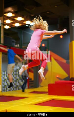 Glückliche Kindheit eines modernen Kind in der Stadt - Mädchen in der trampolinanlage springen Stockfoto