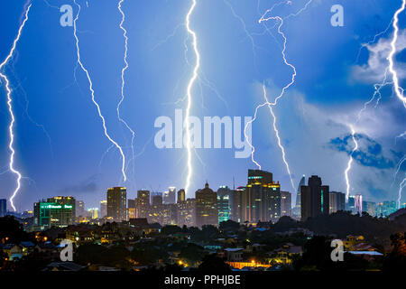 Freeze motion Beleuchtung Sturm auf die Skyline der Stadt. Stockfoto