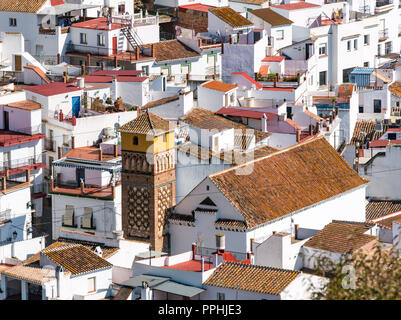 Geflieste Dächer und arabisches Minarett in Kirchturm umgewandelt, Archez, Mudejar Route, Sierras de Tejeda Naturpark, Axarquia, Andalusien, Spanien Stockfoto