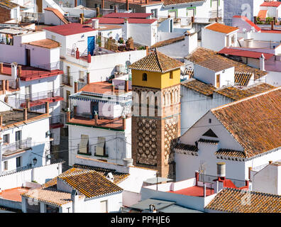 Geflieste Dächer und arabisches Minarett in Kirchturm umgewandelt, Archez, Mudejar Route, Sierras de Tejeda Naturpark, Axarquia, Andalusien, Spanien Stockfoto