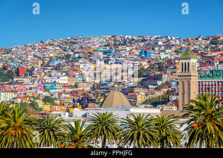 Bunte Häuser auf einem Hügel von Valparaiso, Chile Stockfoto