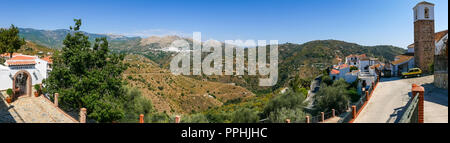 Panoramablick auf die Katholischen Friedhof und Arabisch Minarett konvertiert Kirchturm, Corumbela, Axarquia, Andalusien, Spanien und Canillas De Albaida in der Entfernung Stockfoto