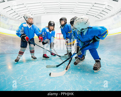 Kinder Eishockey Team üben auf der Eisbahn Stockfoto