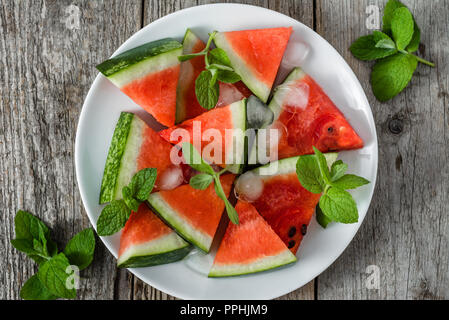 Gesunde Wassermelone Eis am Stiel auf hölzernen Hintergrund, Overhead Stockfoto
